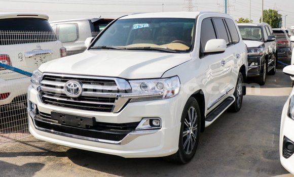 Acheter Import Voiture Toyota Land Cruiser Blanc à Import - Dubai, Clarendon Acheter Import Voiture Toyota Land Cruiser Blanc à Import - Dubai, Clarendon