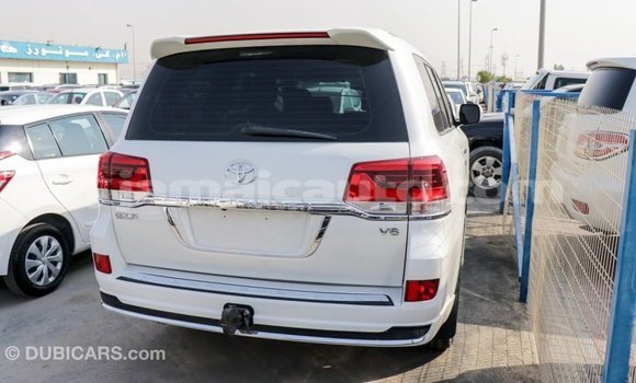 Acheter Import Voiture Toyota Land Cruiser Blanc à Import - Dubai, Clarendon Acheter Import Voiture Toyota Land Cruiser Blanc à Import - Dubai, Clarendon