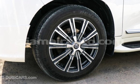 Acheter Import Voiture Toyota Land Cruiser Blanc à Import - Dubai, Clarendon Acheter Import Voiture Toyota Land Cruiser Blanc à Import - Dubai, Clarendon