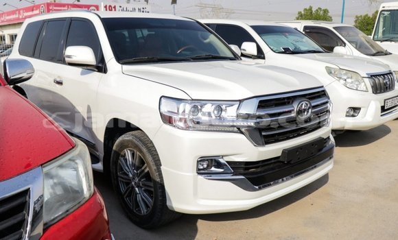 Acheter Import Voiture Toyota Land Cruiser Blanc à Import - Dubai, Clarendon Acheter Import Voiture Toyota Land Cruiser Blanc à Import - Dubai, Clarendon