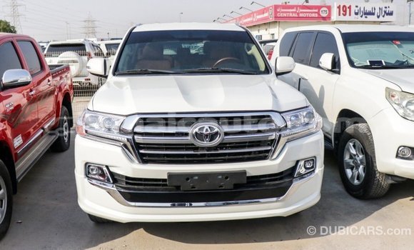 Acheter Import Voiture Toyota Land Cruiser Blanc à Import - Dubai, Clarendon Acheter Import Voiture Toyota Land Cruiser Blanc à Import - Dubai, Clarendon