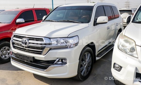 Acheter Import Voiture Toyota Land Cruiser Blanc à Import - Dubai, Clarendon Acheter Import Voiture Toyota Land Cruiser Blanc à Import - Dubai, Clarendon