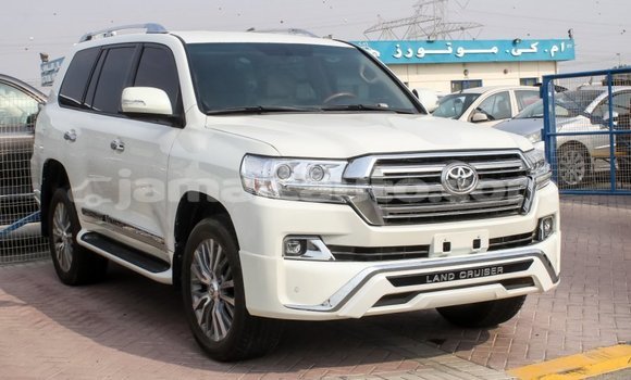 Acheter Import Voiture Toyota Land Cruiser Blanc à Import - Dubai, Clarendon Acheter Import Voiture Toyota Land Cruiser Blanc à Import - Dubai, Clarendon