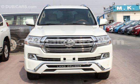 Acheter Import Voiture Toyota Land Cruiser Blanc à Import - Dubai, Clarendon Acheter Import Voiture Toyota Land Cruiser Blanc à Import - Dubai, Clarendon