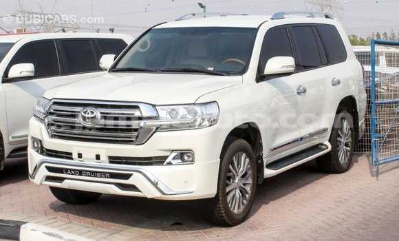 Acheter Import Voiture Toyota Land Cruiser Blanc à Import - Dubai, Clarendon Acheter Import Voiture Toyota Land Cruiser Blanc à Import - Dubai, Clarendon