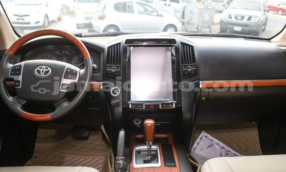 Acheter Import Voiture Toyota Land Cruiser Blanc à Import - Dubai, Clarendon Acheter Import Voiture Toyota Land Cruiser Blanc à Import - Dubai, Clarendon