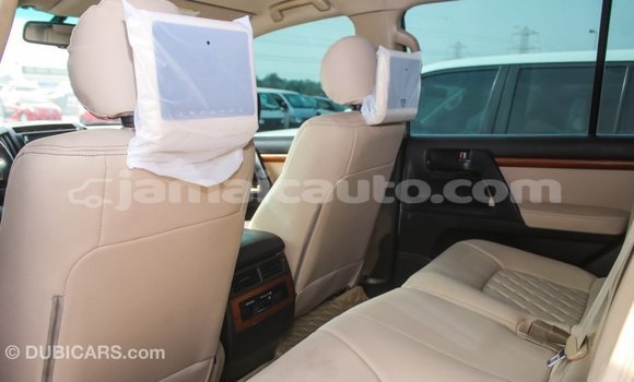 Acheter Import Voiture Toyota Land Cruiser Blanc à Import - Dubai, Clarendon Acheter Import Voiture Toyota Land Cruiser Blanc à Import - Dubai, Clarendon