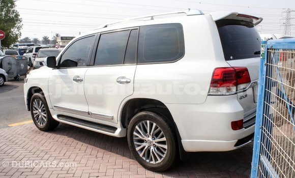 Acheter Import Voiture Toyota Land Cruiser Blanc à Import - Dubai, Clarendon Acheter Import Voiture Toyota Land Cruiser Blanc à Import - Dubai, Clarendon