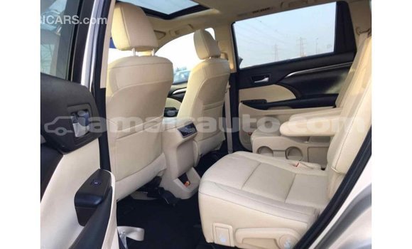 Acheter Import Voiture Toyota Highlander Beige à Import - Dubai, Clarendon Acheter Import Voiture Toyota Highlander Beige à Import - Dubai, Clarendon