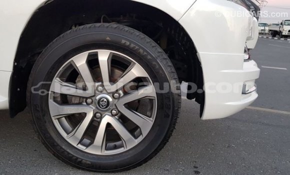 Acheter Import Voiture Toyota Land Cruiser Blanc à Import - Dubai, Clarendon Acheter Import Voiture Toyota Land Cruiser Blanc à Import - Dubai, Clarendon