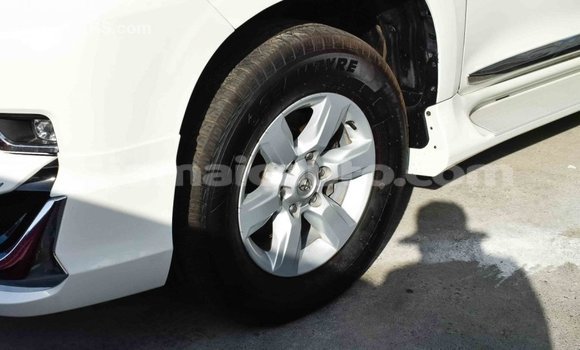 Acheter Import Voiture Toyota Prado Blanc à Import - Dubai, Clarendon Acheter Import Voiture Toyota Prado Blanc à Import - Dubai, Clarendon