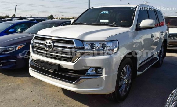 Acheter Import Voiture Toyota Land Cruiser Blanc à Import - Dubai, Clarendon Acheter Import Voiture Toyota Land Cruiser Blanc à Import - Dubai, Clarendon