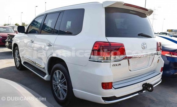 Acheter Import Voiture Toyota Land Cruiser Blanc à Import - Dubai, Clarendon Acheter Import Voiture Toyota Land Cruiser Blanc à Import - Dubai, Clarendon