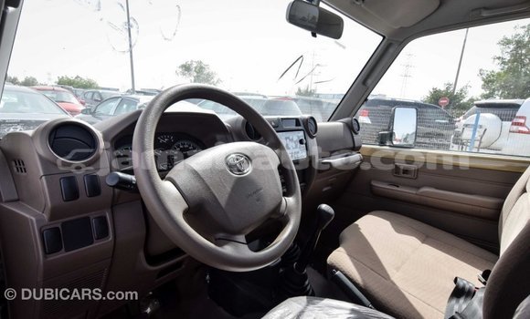 Acheter Import Voiture Toyota Land Cruiser Beige à Import - Dubai, Clarendon Acheter Import Voiture Toyota Land Cruiser Beige à Import - Dubai, Clarendon