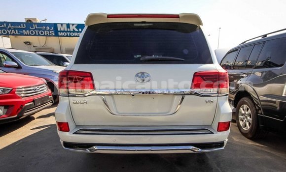 Acheter Import Voiture Toyota Land Cruiser Blanc à Import - Dubai, Clarendon Acheter Import Voiture Toyota Land Cruiser Blanc à Import - Dubai, Clarendon