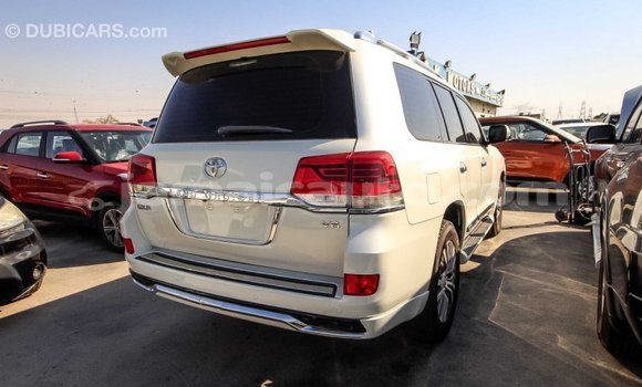 Acheter Import Voiture Toyota Land Cruiser Blanc à Import - Dubai, Clarendon Acheter Import Voiture Toyota Land Cruiser Blanc à Import - Dubai, Clarendon
