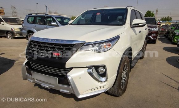 Acheter Import Voiture Toyota Fortuner Blanc à Import - Dubai, Clarendon Acheter Import Voiture Toyota Fortuner Blanc à Import - Dubai, Clarendon