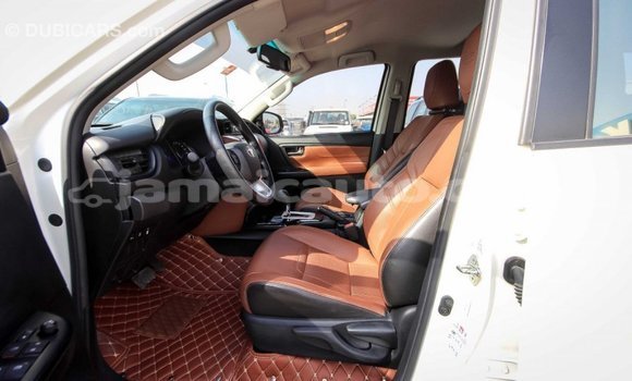 Acheter Import Voiture Toyota Fortuner Blanc à Import - Dubai, Clarendon Acheter Import Voiture Toyota Fortuner Blanc à Import - Dubai, Clarendon