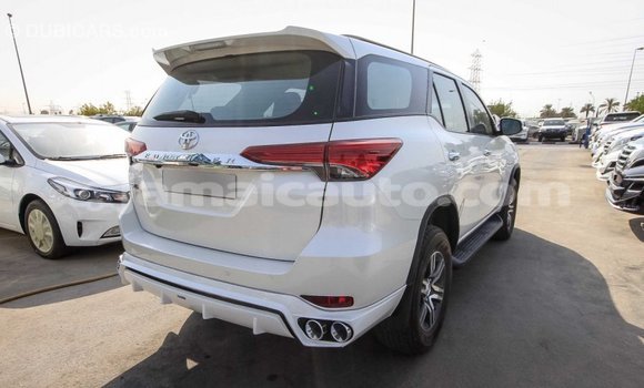 Acheter Import Voiture Toyota Fortuner Blanc à Import - Dubai, Clarendon Acheter Import Voiture Toyota Fortuner Blanc à Import - Dubai, Clarendon