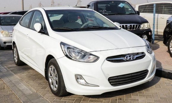Acheter Import Voiture Hyundai Accent Blanc à Import - Dubai, Clarendon Acheter Import Voiture Hyundai Accent Blanc à Import - Dubai, Clarendon