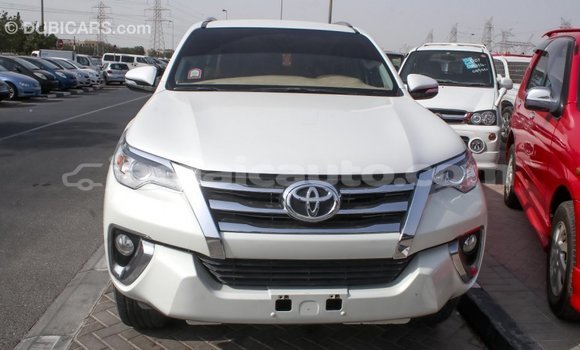 Acheter Import Voiture Toyota Fortuner Blanc à Import - Dubai, Clarendon Acheter Import Voiture Toyota Fortuner Blanc à Import - Dubai, Clarendon