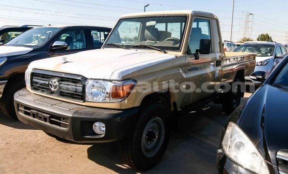 Acheter Import Voiture Toyota Land Cruiser Beige à Import - Dubai, Clarendon Acheter Import Voiture Toyota Land Cruiser Beige à Import - Dubai, Clarendon