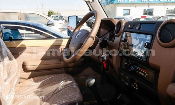 Acheter Import Voiture Toyota Land Cruiser Beige à Import - Dubai, Clarendon Acheter Import Voiture Toyota Land Cruiser Beige à Import - Dubai, Clarendon