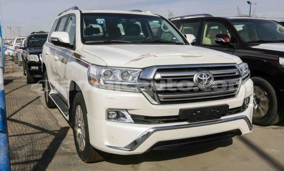 Acheter Import Voiture Toyota Land Cruiser Blanc à Import - Dubai, Clarendon Acheter Import Voiture Toyota Land Cruiser Blanc à Import - Dubai, Clarendon