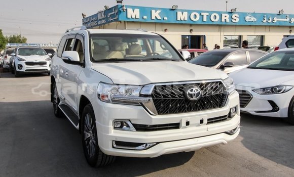 Acheter Import Voiture Toyota Land Cruiser Blanc à Import - Dubai, Clarendon Acheter Import Voiture Toyota Land Cruiser Blanc à Import - Dubai, Clarendon