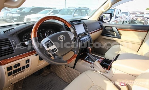 Acheter Import Voiture Toyota Land Cruiser Blanc à Import - Dubai, Clarendon Acheter Import Voiture Toyota Land Cruiser Blanc à Import - Dubai, Clarendon
