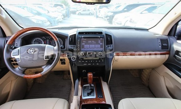 Acheter Import Voiture Toyota Land Cruiser Blanc à Import - Dubai, Clarendon Acheter Import Voiture Toyota Land Cruiser Blanc à Import - Dubai, Clarendon