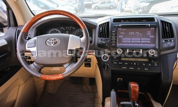 Acheter Import Voiture Toyota Land Cruiser Blanc à Import - Dubai, Clarendon Acheter Import Voiture Toyota Land Cruiser Blanc à Import - Dubai, Clarendon
