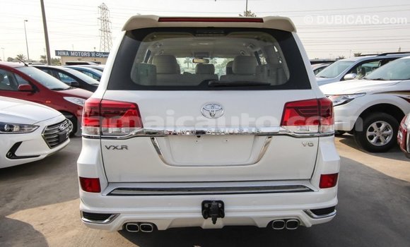 Acheter Import Voiture Toyota Land Cruiser Blanc à Import - Dubai, Clarendon Acheter Import Voiture Toyota Land Cruiser Blanc à Import - Dubai, Clarendon