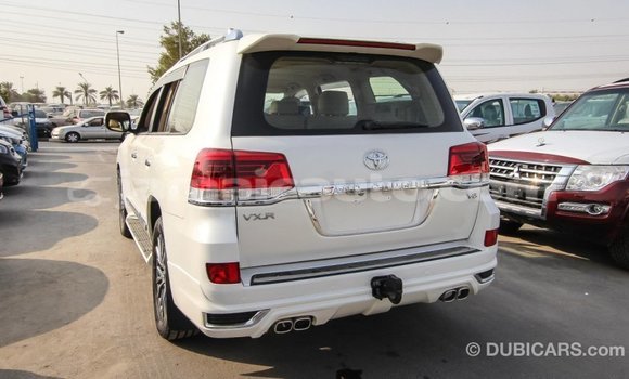 Acheter Import Voiture Toyota Land Cruiser Blanc à Import - Dubai, Clarendon Acheter Import Voiture Toyota Land Cruiser Blanc à Import - Dubai, Clarendon