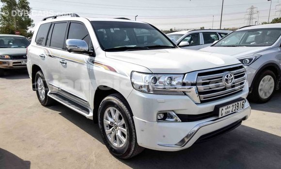 Acheter Import Voiture Toyota Land Cruiser Blanc à Import - Dubai, Clarendon Acheter Import Voiture Toyota Land Cruiser Blanc à Import - Dubai, Clarendon