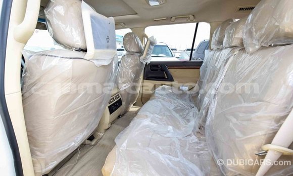 Acheter Import Voiture Toyota Land Cruiser Blanc à Import - Dubai, Clarendon Acheter Import Voiture Toyota Land Cruiser Blanc à Import - Dubai, Clarendon
