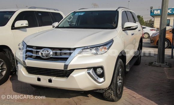 Acheter Import Voiture Toyota Fortuner Blanc à Import - Dubai, Clarendon Acheter Import Voiture Toyota Fortuner Blanc à Import - Dubai, Clarendon