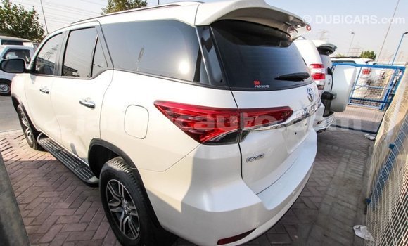 Acheter Import Voiture Toyota Fortuner Blanc à Import - Dubai, Clarendon Acheter Import Voiture Toyota Fortuner Blanc à Import - Dubai, Clarendon