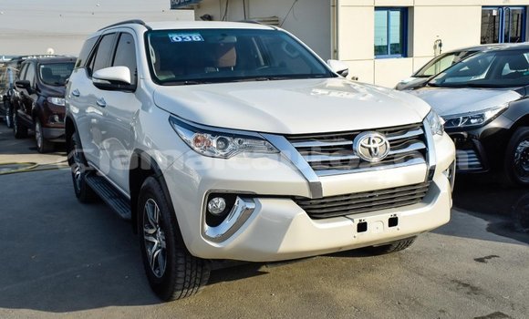 Acheter Import Voiture Toyota Fortuner Blanc à Import - Dubai, Clarendon Acheter Import Voiture Toyota Fortuner Blanc à Import - Dubai, Clarendon