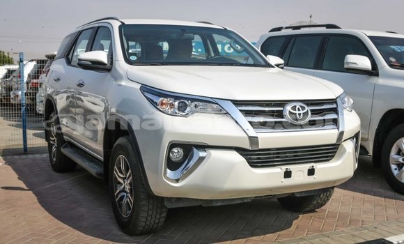Acheter Import Voiture Toyota Fortuner Blanc à Import - Dubai, Clarendon Acheter Import Voiture Toyota Fortuner Blanc à Import - Dubai, Clarendon