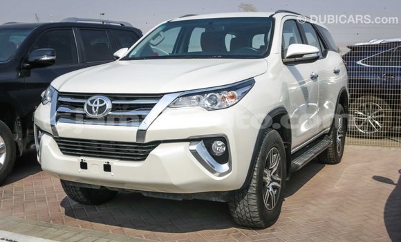 Acheter Import Voiture Toyota Fortuner Blanc à Import - Dubai, Clarendon Acheter Import Voiture Toyota Fortuner Blanc à Import - Dubai, Clarendon