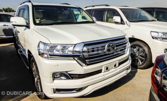 Acheter Import Voiture Toyota Land Cruiser Blanc à Import - Dubai, Clarendon Acheter Import Voiture Toyota Land Cruiser Blanc à Import - Dubai, Clarendon