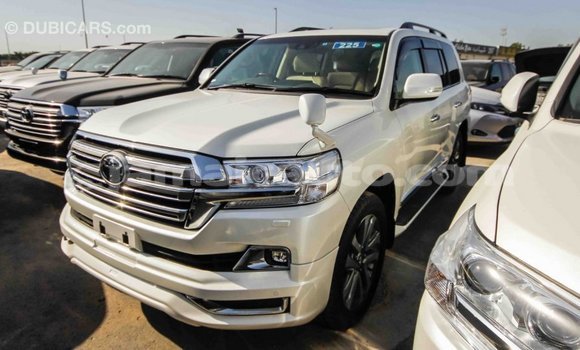 Acheter Import Voiture Toyota Land Cruiser Blanc à Import - Dubai, Clarendon Acheter Import Voiture Toyota Land Cruiser Blanc à Import - Dubai, Clarendon