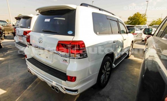 Acheter Import Voiture Toyota Land Cruiser Blanc à Import - Dubai, Clarendon Acheter Import Voiture Toyota Land Cruiser Blanc à Import - Dubai, Clarendon