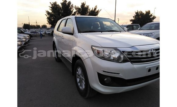 Acheter Import Voiture Toyota Fortuner Blanc à Import - Dubai, Clarendon Acheter Import Voiture Toyota Fortuner Blanc à Import - Dubai, Clarendon