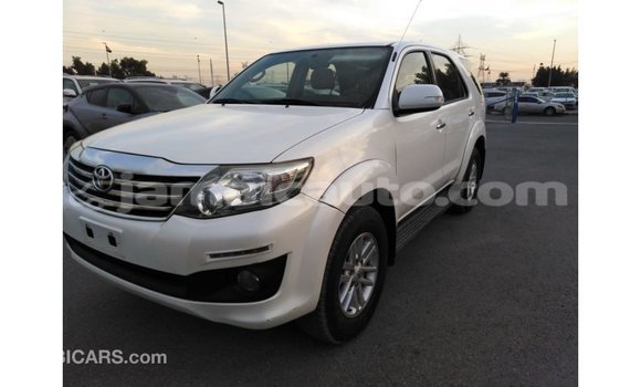 Acheter Import Voiture Toyota Fortuner Blanc à Import - Dubai, Clarendon Acheter Import Voiture Toyota Fortuner Blanc à Import - Dubai, Clarendon