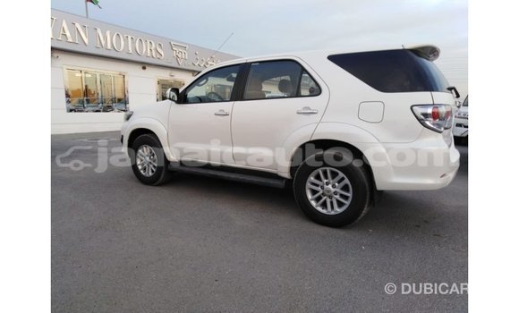 Acheter Import Voiture Toyota Fortuner Blanc à Import - Dubai, Clarendon Acheter Import Voiture Toyota Fortuner Blanc à Import - Dubai, Clarendon