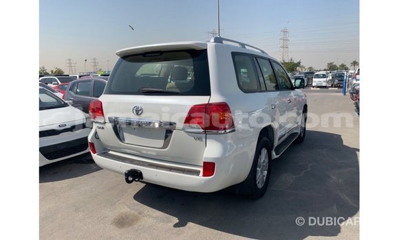 Acheter Import Voiture Toyota Land Cruiser Blanc à Import - Dubai, Clarendon Acheter Import Voiture Toyota Land Cruiser Blanc à Import - Dubai, Clarendon