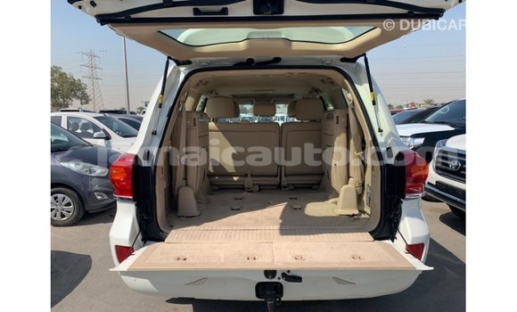 Acheter Import Voiture Toyota Land Cruiser Blanc à Import - Dubai, Clarendon Acheter Import Voiture Toyota Land Cruiser Blanc à Import - Dubai, Clarendon