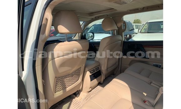 Acheter Import Voiture Toyota Land Cruiser Blanc à Import - Dubai, Clarendon Acheter Import Voiture Toyota Land Cruiser Blanc à Import - Dubai, Clarendon
